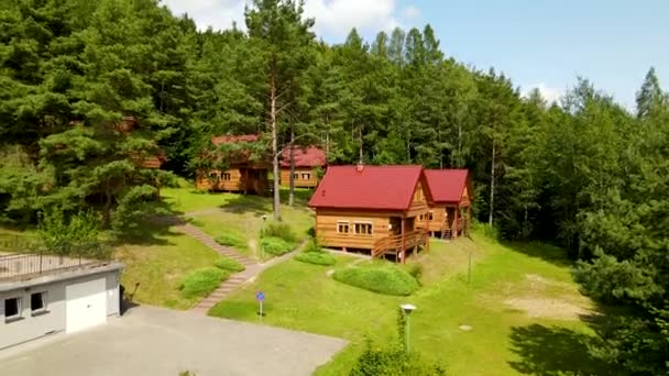 Forest Wooden Cottages Red Roofs Travelers Zakwaterowanie Borucino Polska Zdjęcia — Wideo stockowe