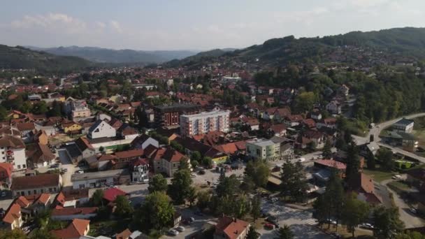 Arilje City Servië Drone Aerial View Cityscape Downtown Buildings Zomerdag — Stockvideo