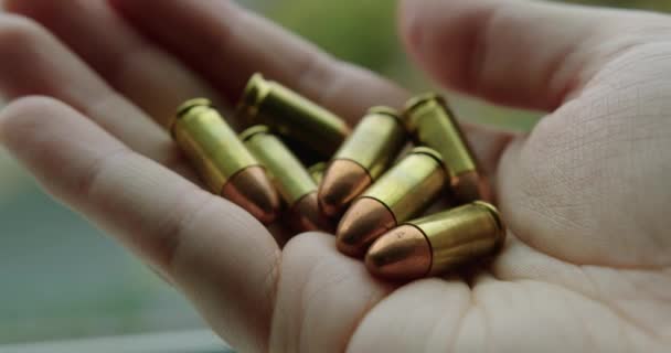 Close 9Mm Handgun Balas Mão Homem — Vídeo de Stock