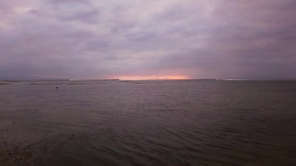 Drönare Skott Flyger Bakåt Genom Fiskebåt Vid Solnedgången Sanur Bali — Stockvideo