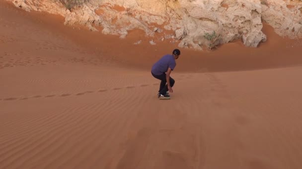 Maschio Tourist Sand Boarding Desert Dune Dubai — Video Stock