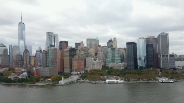 Luchtfoto Rond Waterkant Van Lower Manhattan Bewolkte Herfstdag Usa Rondcirkelen — Stockvideo