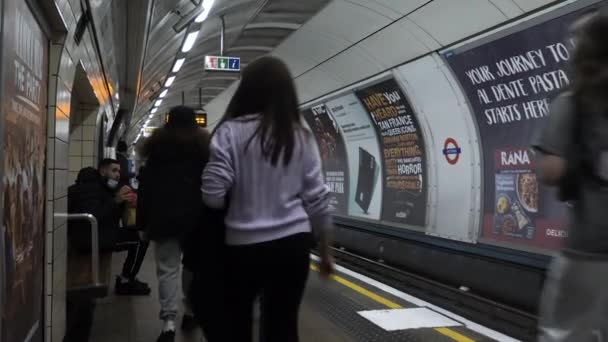 Passeggeri Che Camminano Lungo Piattaforma Della Stazione Victoria Station Londra — Video Stock