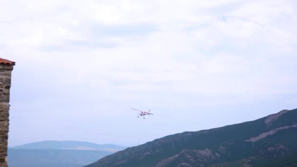 与Jvari修道院一起在格鲁吉亚的Mtskheta上空飞行的小型飞机被发现 向左转 — 图库视频影像