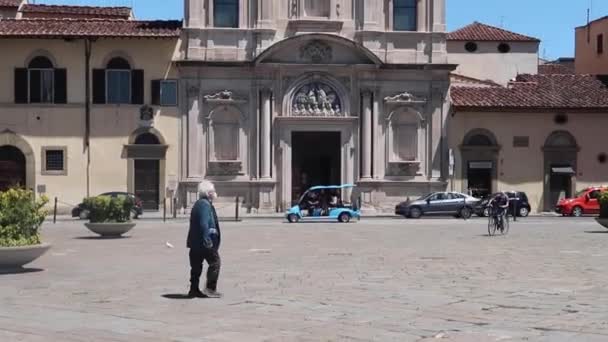 Man Går Genom Torget Florens Italien Med Kyrka Och Klocktorn — Stockvideo