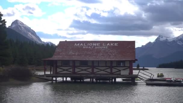 Maligne Lake Boat House Docas Caiaques Sob Céu Nublado Panorama — Vídeo de Stock