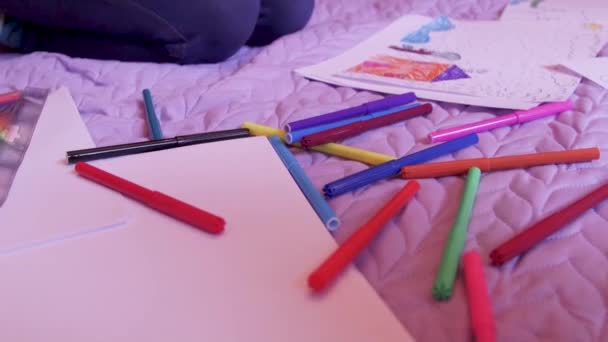 Kinderen Tekening Met Kleurrijke Pennen — Stockvideo