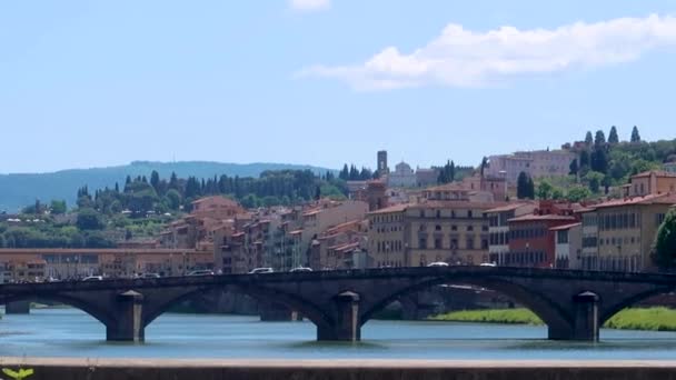 Florens Italien River Arno Med Ponte Vecchio Fjärran — Stockvideo