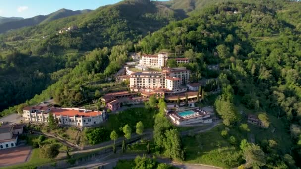 Toskania Luksusowy Hotel Resort Basenem Górach Drone — Wideo stockowe