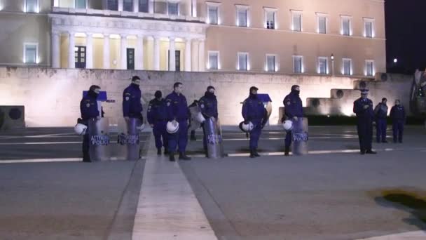 ギリシャ警察は ギリシャのアテネで議会の前で難民の権利のためのデモ中にギリシャ議会を保護します — ストック動画