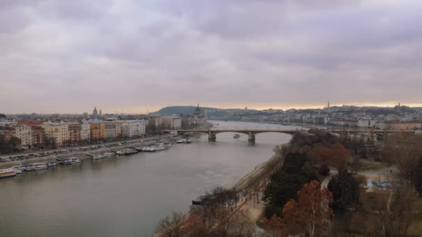 Odhaluje Krásnou Městskou Krajinu Zamlžené Budapešti Letecký Pohled Hlavní Město — Stock video
