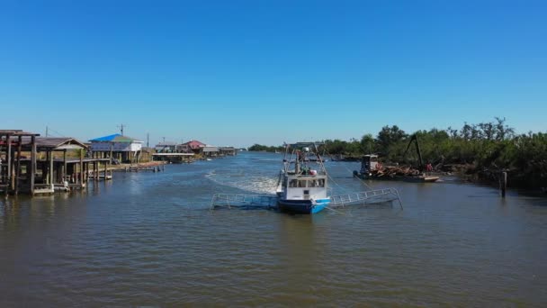 在路易斯安那州肖文的Bayou Petit Galliou进行拖网捕捞 — 图库视频影像