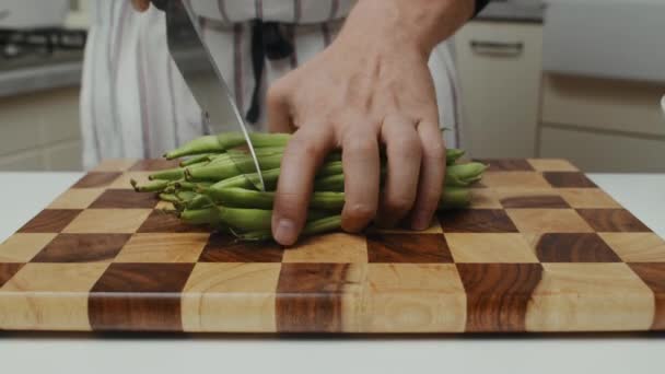 Şef Mutfak Masasındaki Ahşap Kesim Tahtasıyla Yeşillikleri Mutfak Bıçağıyla Keser — Stok video