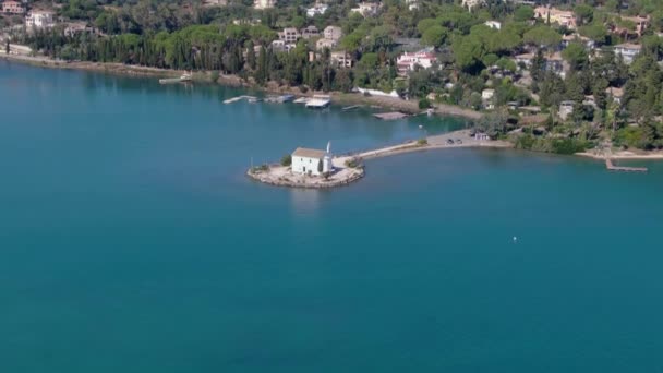 コルフギリシャのグウィアビーチでのヒュパパンテ教会の空中ビュー — ストック動画