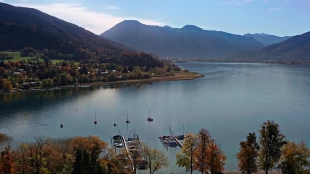 Reizen Naar Tegernsee Beroemde Bavariaanse Toeristische Hotspot Het Najaar Uitgezoomd — Stockvideo