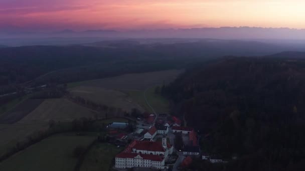 Tilt Turun Ditembak Dari Sundowner Ungu Indah Sebuah Biara Bavarian — Stok Video