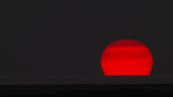 Magischer Sonnenuntergang Mit Großer Roter Sonne Und Dunklem Himmel Sonnenuntergang — Stockvideo