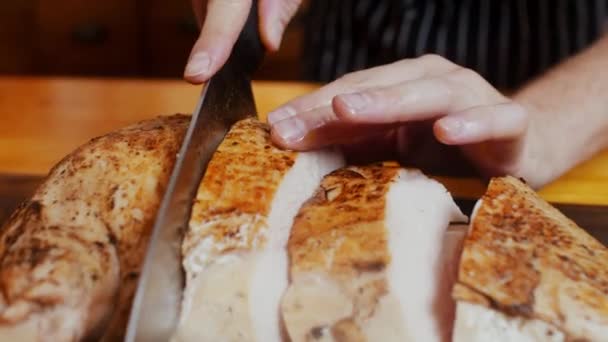 Zbliżenie Ręce Szefa Kuchni Cięcia Świeże Gotowane Mięso Indyka — Wideo stockowe