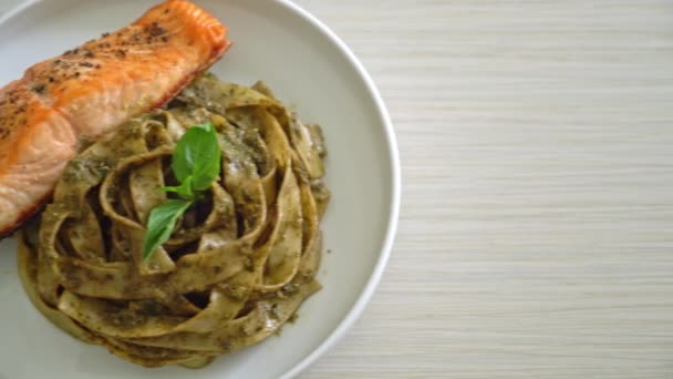 Spaghetti Pesto Fettuccine Fatte Casa Con Filetto Salmone Alla Griglia — Video Stock