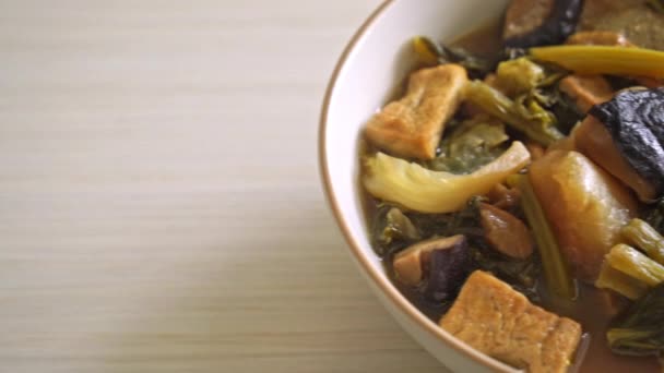 Chinese Groente Stoofpot Met Tofu Mengsel Van Groenten Soep Veganistisch — Stockvideo
