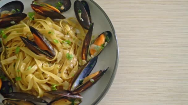 Linguine Spaghetti Pasta Vongole White Wine Sauce Italian Seafood Pasta — Stock Video