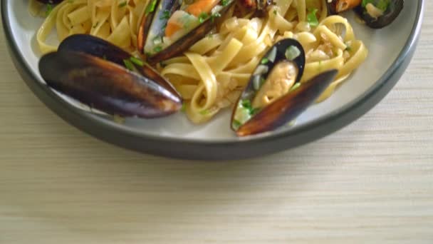 Linguine Spaghetti Pasta Vongole Salsa Vino Blanco Pasta Italiana Mariscos — Vídeos de Stock