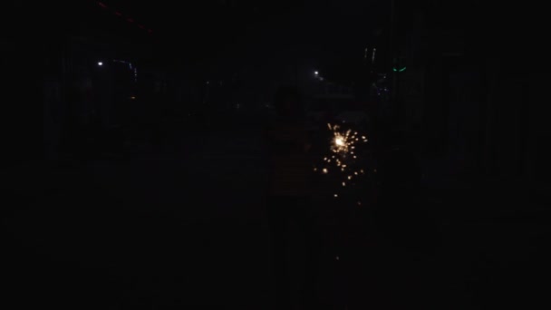 インドのディワリのお祝いに黒の背景で回転する輝きスティックとして知られているクラッカーのスローモーションショット — ストック動画