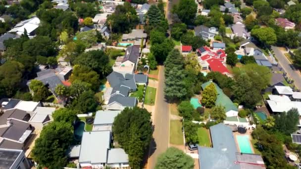 パークモア ガーデンズから南アフリカのヨハネスブルグのサントン市の素晴らしいショットを明らかに — ストック動画