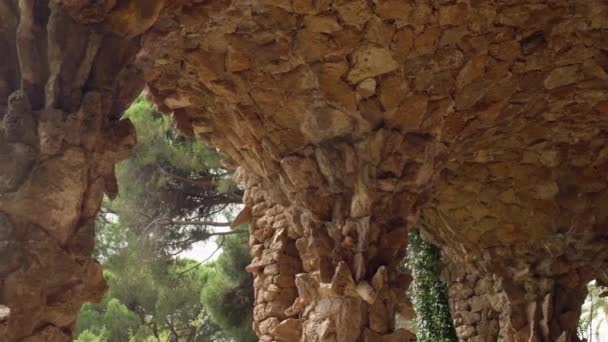 在西班牙巴塞罗那的卡梅尔山上的公园古尔工作 宽射门 — 图库视频影像