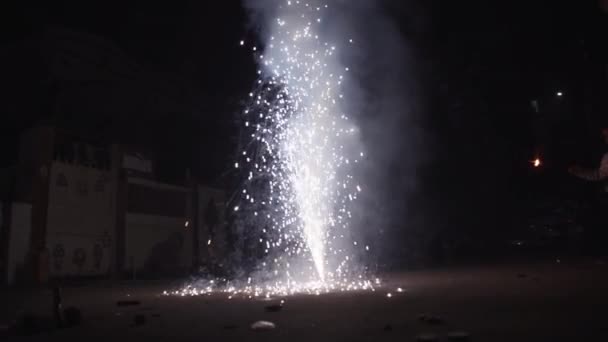 Hindistan Daki Diwali Festivali Sırasında Çiçek Saksısı Fişeğinin Yavaş Çekim — Stok video