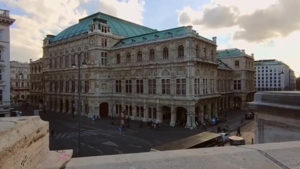 Folk Går Utanför Wien Statsopera Wiens Ringväg Österrike Dolly Bred — Stockvideo