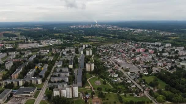 Mehrfamilienhäuser Der Chemischen Industriefabrik Jonava Und Achema Bei Regen Horizont — Stockvideo