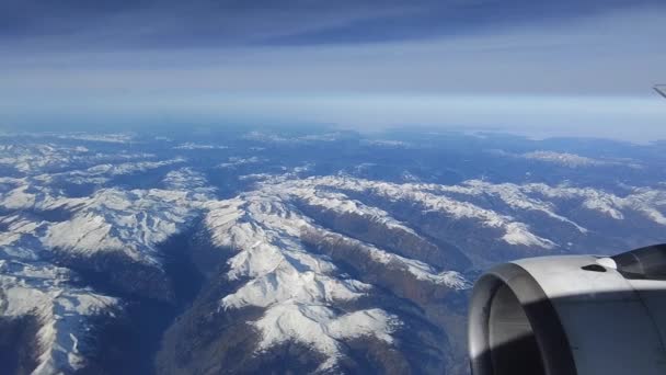 Дивлячись Через Літак Під Час Польоту Побачивши Сніговий Покритий Європейськими — стокове відео