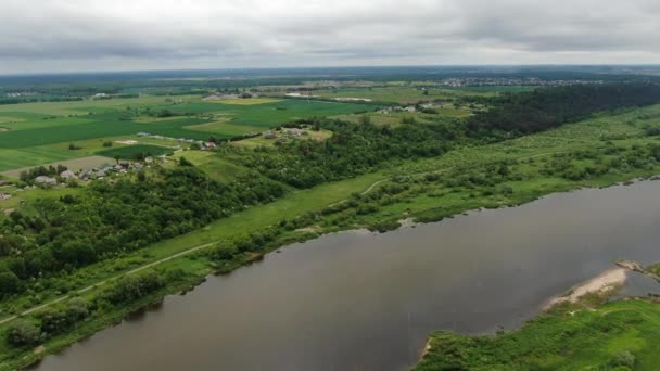 Vale Rio Vibrante Lituânia Dia Nublado Com Pequenos Edifícios Vivos — Vídeo de Stock