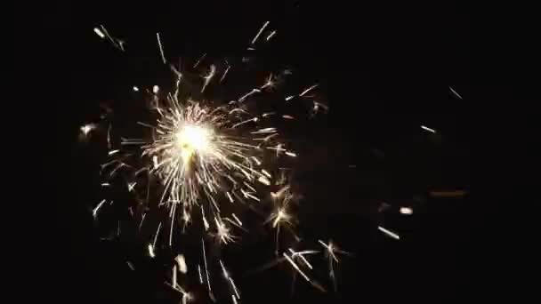 Sparkler Fyrverkeri Brinner Mörk Bakgrund Diwali Ljus Firande Magi Gnistrar — Stockvideo