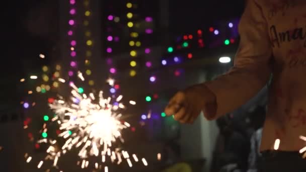 Diwali Kutlamalarının Arka Planında Iki Elinde Pırıltı Çubuğu Olan Küçük — Stok video