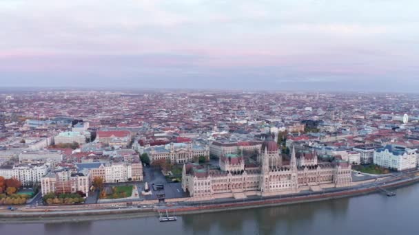 Vista Frontal Parlamento Húngaro Edifício Pôr Sol Rosa Hungria Europa — Vídeo de Stock