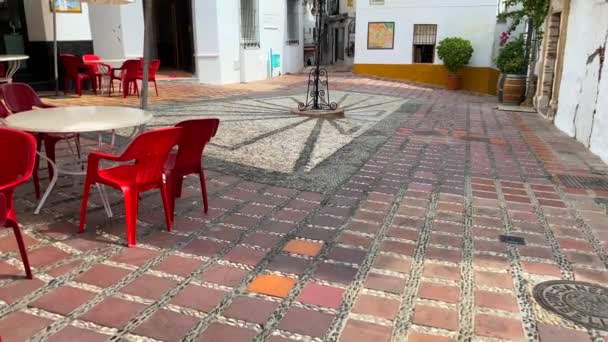 Típica Calle Española Casco Antiguo Marbella Con Casas Blancas Sillas — Vídeos de Stock