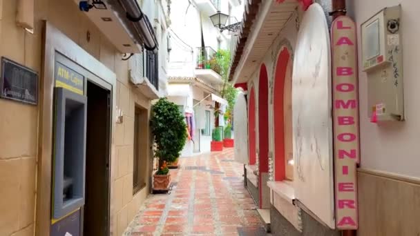 Eski Marbella Tipik Bir Spanyol Caddesinde Beyaz Evleri Dükkanları Restoranları — Stok video