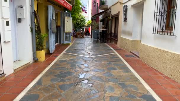 Típica Calle Española Casco Antiguo Marbella Con Casas Blancas Flores — Vídeos de Stock
