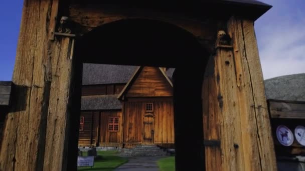 Odhalení Záběru Lom Stave Church Prostřednictvím Dřevěné Pasáže Lom Norsko — Stock video