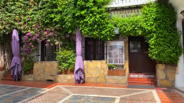 Típica Calle Española Casco Antiguo Marbella Con Hermosos Balcones Flores — Vídeo de stock