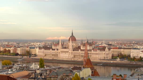 Вид Неоготический Архитектурный Стиль Здания Венгерского Парламента — стоковое видео