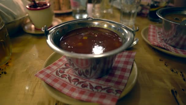 Hongaars Eten Goulash Traditionele Vleessoep — Stockvideo