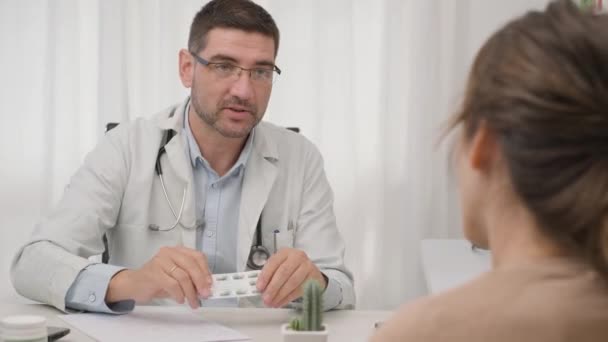 Doctor Masculino Enseñando Paciente Uso Sus Medicamentos Orales Plano Medio — Vídeos de Stock