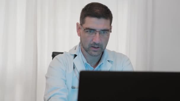 Retrato Médico Masculino Óculos Sentando Estressado Enquanto Sentado Frente Computador — Vídeo de Stock