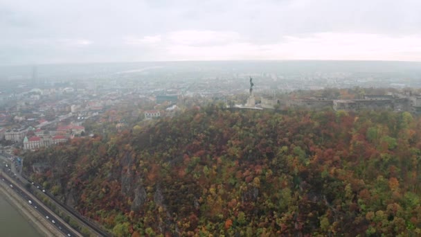 Liberty Freedom Statue Gellrt Hill Panoramic View Budapest Drone Move — Stock Video