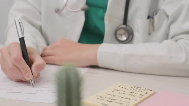 Läkare Slutför Den Medicinska Rapporten Vid Bordet Doctors Office Medelstora — Stockvideo