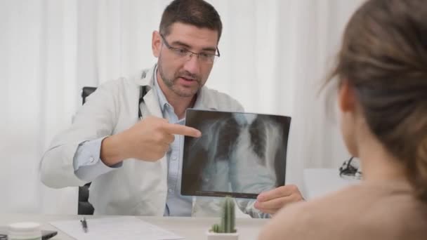 医生向医院的女病人解释X光检查结果 — 图库视频影像