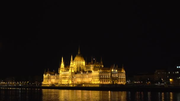 Nacht Hongaars Parlement Gebouw Verlicht Met Geel Licht Zwarte Achtergrond — Stockvideo